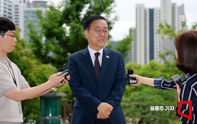 김윤덕 국토교통부 장관 후보자가 지난 15일 인사청문회 준비를 위해 정부과천청사로 출근하고 있다. 윤동주 기자
