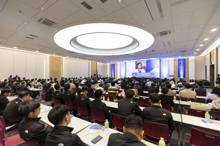 '산업안전보건의 달' 부산 행사 열어… 산재예방 유공자 시상·세미나
