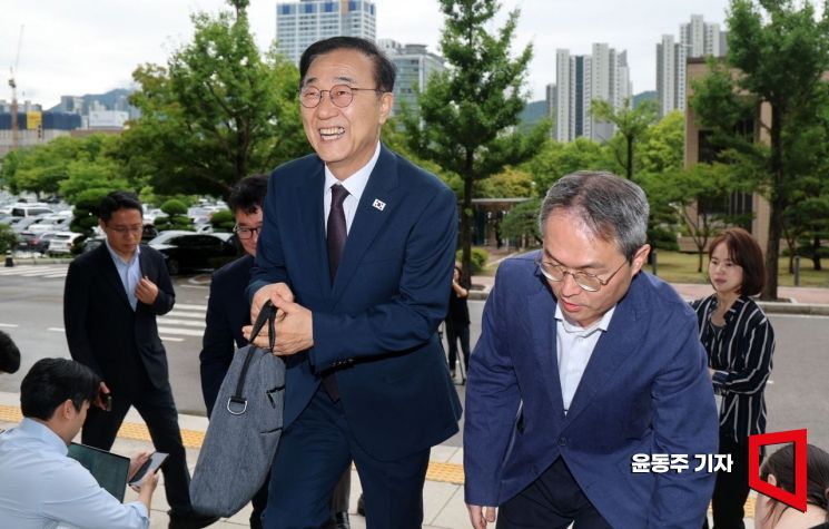 [포토] 밝은 모습으로 출근하는 김윤덕 국토부 장관 후보자