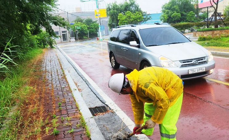 호우대비 우수관 청소를 실시하는 영암군. (사진제공=영암군)