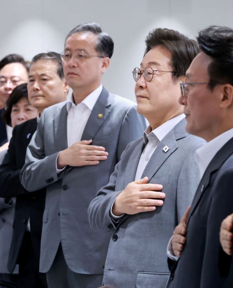 이재명 대통령이 15일 서울 용산 대통령실 청사에서 열린 국무회의에서 국기에 경례를 하고 있다. 연합뉴스