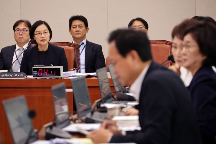 한성숙 중소벤처기업부 장관 후보자가 15일 서울 여의도 국회 산업통상자원중소벤처기업위원회 전체회의에서 열린 인사청문회에서 의원 질의에 답변하고 있다. 연합뉴스