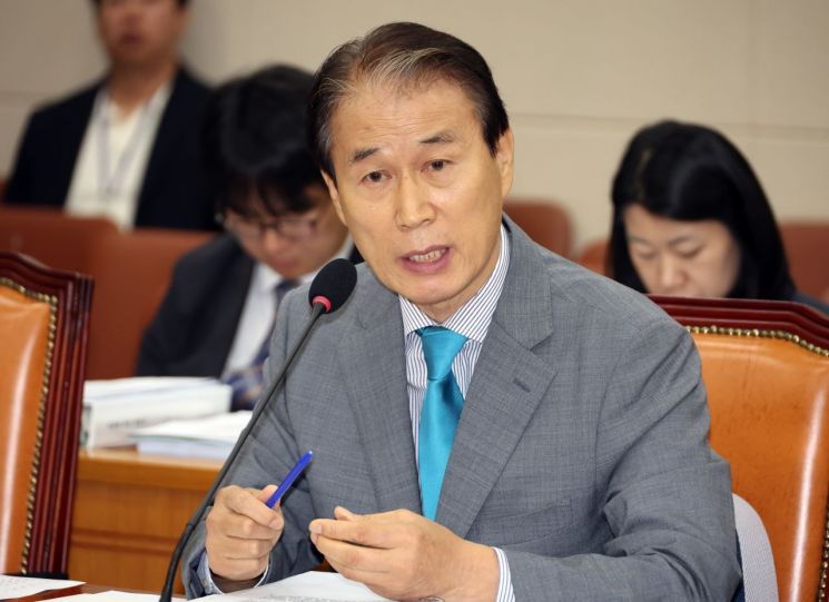 권오을 국가보훈부 장관 후보자가 15일 국회 정무위원회에서 열린 인사청문회에서 의원의 질의에 답하고 있다. 연합뉴스