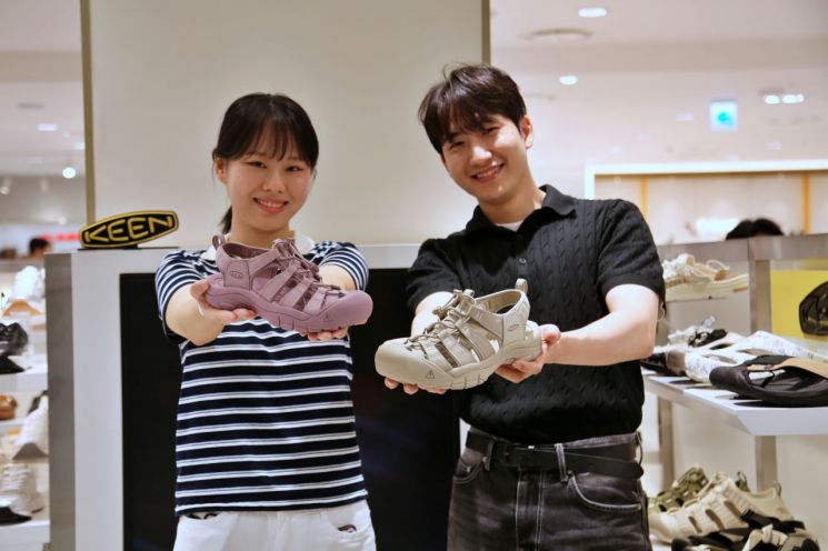 광주신세계, 본관 3층 라움에디션 매장에서 직원들이 운동화 같은 샌들로 유명한 'KEEN'의 제품을 선보이고 있다. 광주신세계 제공