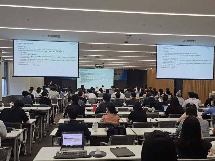 14일 오후 서울 강남구 트레이드타워 대회의실에서 열린 세미나에서 이민훈 바른 변호사가 개정 상법의 주요 내용을 발표하고 있다. 최석진 기자