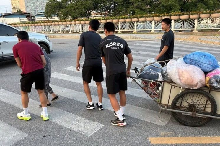 프로축구 K리그1 김천상무 소속 군인 선수들이 리어카를 끌던 할머니를 도와 훈훈한 감동을 전했다. 김천상무 인스타그램