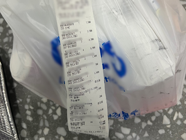 영수증과 보냉 가방. 이은서 기자.