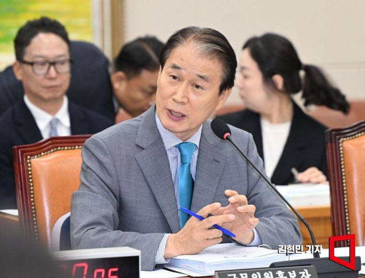 권오을 국가보훈부 장관 후보자가 15일 국회 정무위원회에서 열린 인사청문회에서 위원 질의에 답하고 있다. 김현민 기자