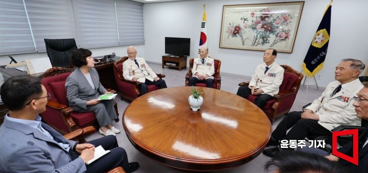 [포토] 강정애 장관, "마지막 일정은 호국영웅들과"