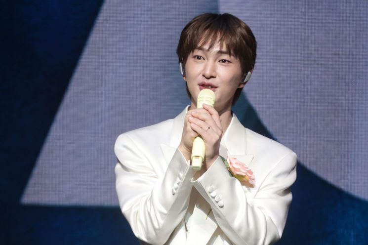 가수 온유가 15일 서울 영등포구 명화라이브홀에서 열린 정규 2집 '퍼센트'(PERCENT) 발매 기념 쇼케이스에서 인사를 하고 있다. 연합뉴스
