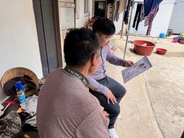 영유아 맞춤형 발달지원사업을 위해 아동통합사례관리사가 대면상담을 하고 있다. 신안군 제공