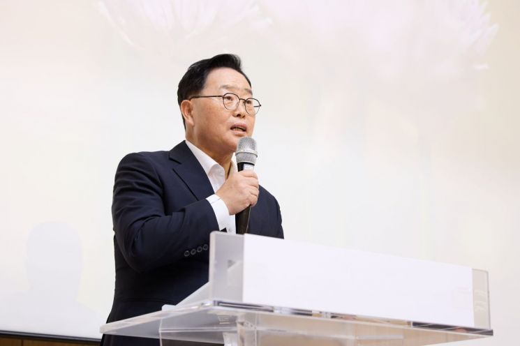 강수현 양주시장이 지난 11일 양주생활문화센터 소극장에서 열린 '제17회 양주 김삿갓 전국문학대회' 시상식에 참석해 격려사를 하고 있다. 양주시 제공