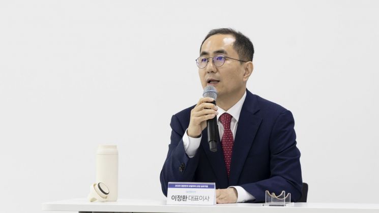 이정환 SK렌터카 대표가 15일 천안에서 열린 SK렌터카 오토옥션 개장 간담회에서 취재진 질문에 답하고 있다. 한국자동차기자협회 제공