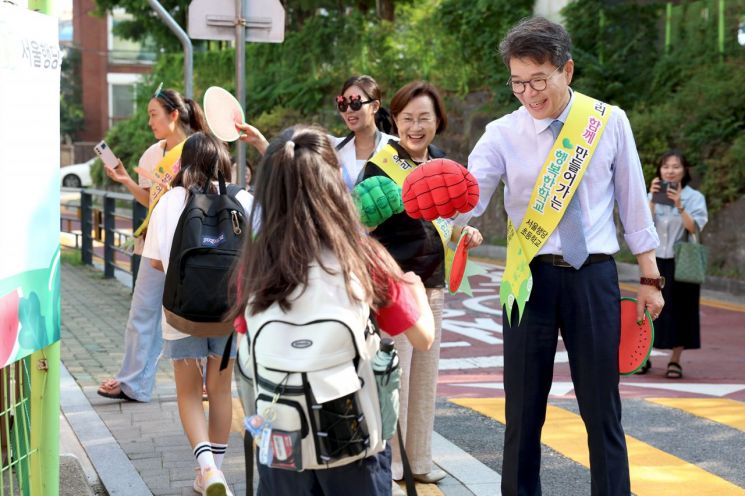 행당초등학교 앞에서 등교하는 학생과 인사를 나누고 있는 정원오 성동구청장. 성동구 제공.