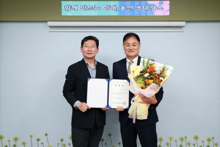 이상일 용인시장(왼쪽)이 최윤겸 용인FC 초대 감독에게 임명장을 전달하고 있다. 용인시 제공