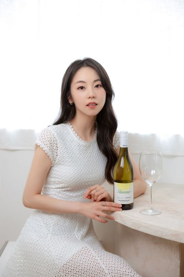 배우 안소희씨와 쉬머와인. CU제공.
