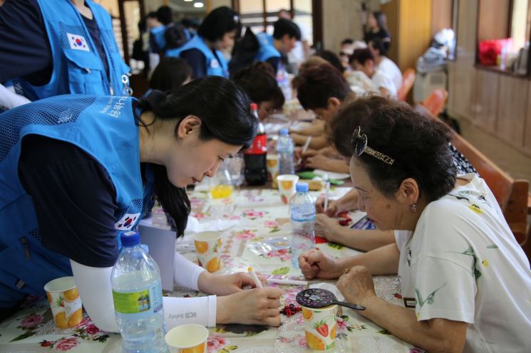 지난 7일 사마르칸트 고려인문화센터에서 봉사단원이 고려인 어르신과 함께 전통문화체험을 하고 있다. 지구촌나눔운동