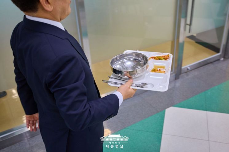이재명 대통령이 14일 충북 진천 국가공무원인재개발원에서 70기 5급 신임관리자과정 교육생들을 대상으로 '국민주권시대, 공직자의 길'을 주제로 특강을 마친 뒤 참석자들과 오찬을 나눴다. 이 대통령이 국물까지 다 비운 뒤 식판을 반납하러 가고 있다. 대통령실