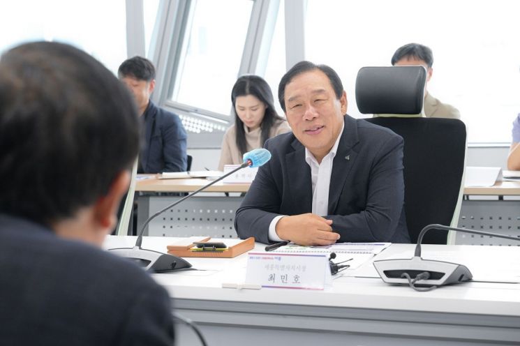 최민호 세종시장이 정원문화진흥위원회 위촉식 및 용역착수보고회에서 발언하고 있다. /사진= 환경녹지국 정원도시과 제공