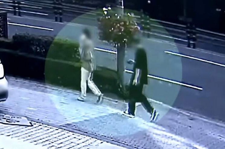 지난 10일 서울 강남구의 한 길거리에서 모르는 여성의 뒤를 따라가는 30대 남성 A씨의 모습. YTN 보도화면