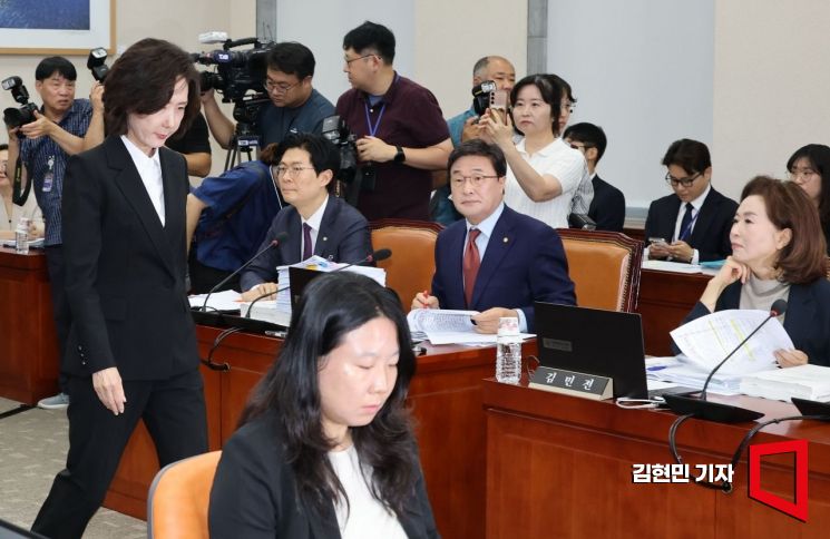 [포토] 이진숙 후보자 향한 야당 의원들의 따가운 시선