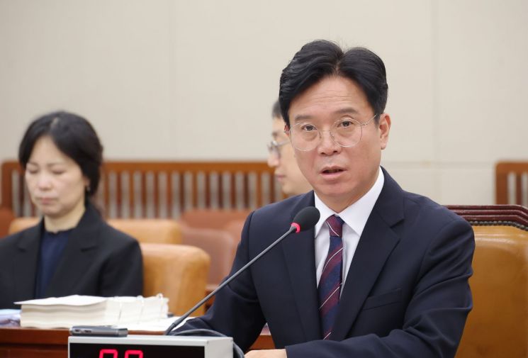 질의 답변하는 김영훈 고용노동부 장관 후보자    (서울=연합뉴스) 류영석 기자 = 김영훈 고용노동부 장관 후보자가 16일 서울 여의도 국회 환경노동위원회에서 열린 인사청문회에서 의원 질의에 답변하고 있다. 2025.7.16    ondol@yna.co.kr(끝)＜저작권자(c) 연합뉴스, 무단 전재-재배포, AI 학습 및 활용 금지＞