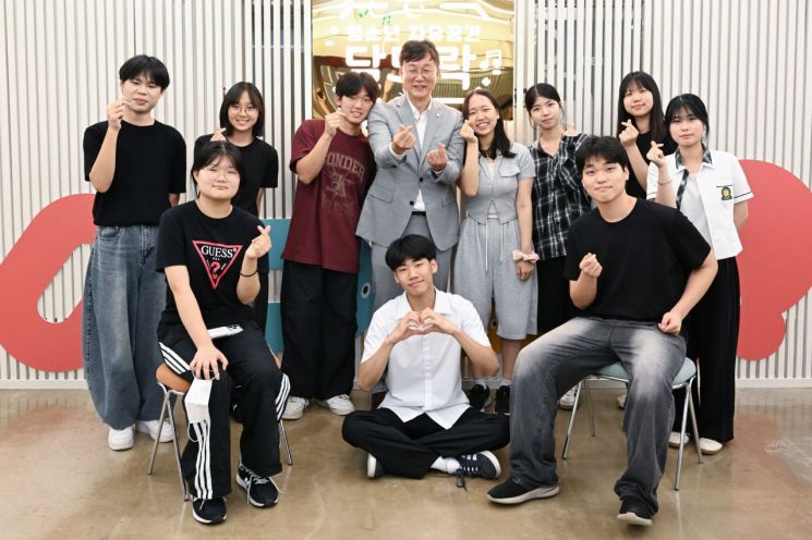 이민근 안산시장이 문화어울림센터 내에 문을 연 청소년 자유공간 '달뜨락'에서 청소년들과 함께 기념촬영을 하고 있다. 안산시 제공