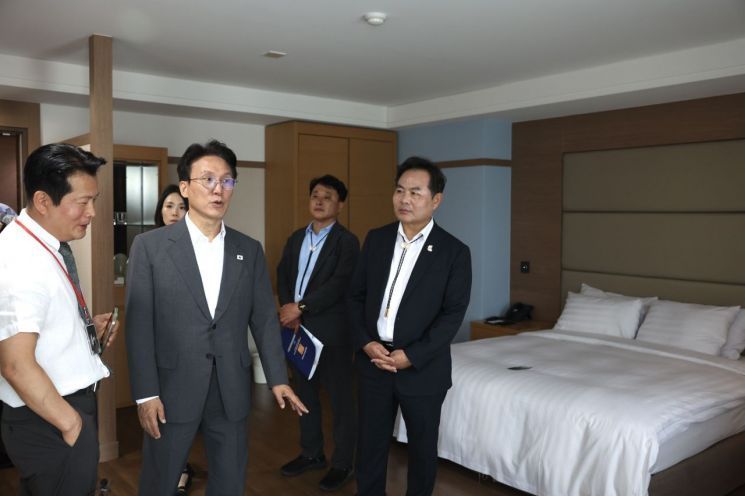 아시아태평양경제협력체(APEC) 정상회의 준비위원장인 김민석 국무총리가 15일 경주 아시아태평양경제협력체(APEC) 정상회의 현장을 찾아 숙박시설 및 서비스 준비현황을 점검하고 있다. 연합뉴스