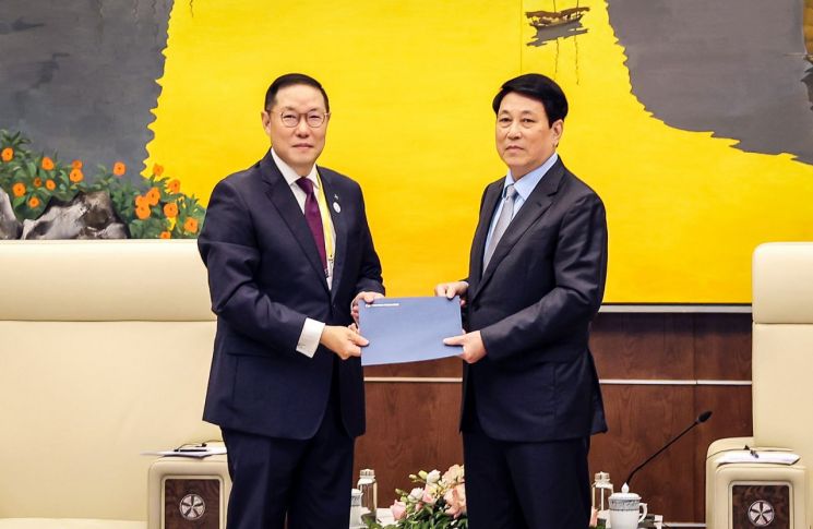 조현상 HS효성 부회장이 15일 베트남 하이퐁에서 르엉 끄엉 베트남 주석을 만나 APEC 공식 초청장을 전달했다. HS효성