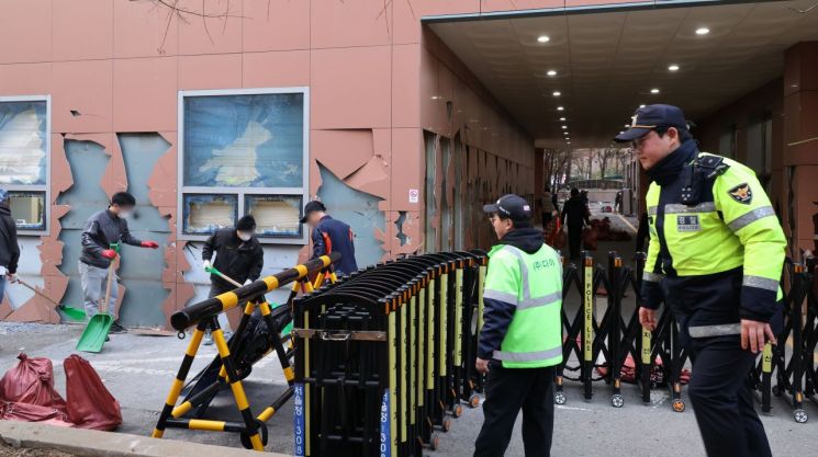 서울서부지법 직원들이 서부지법 폭동으로 파손된 시설물 등을 정리하고 있다. 연합뉴스