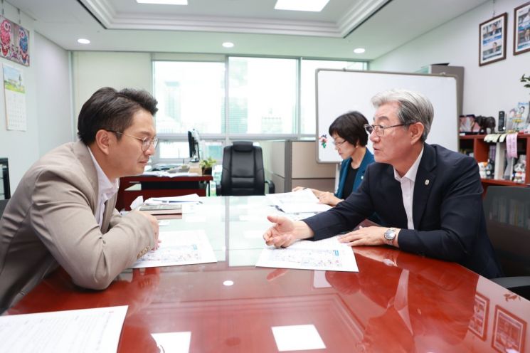 전용기 의원(좌)과 오태완(우) 군수. 의령군 제공