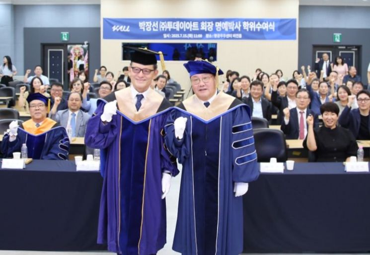 왼쪽부터 한국항공대 허희영 총장과 박장선 회장이 명예박사 학위수여식 후 기념 촬영을 하고 있다. 항공대