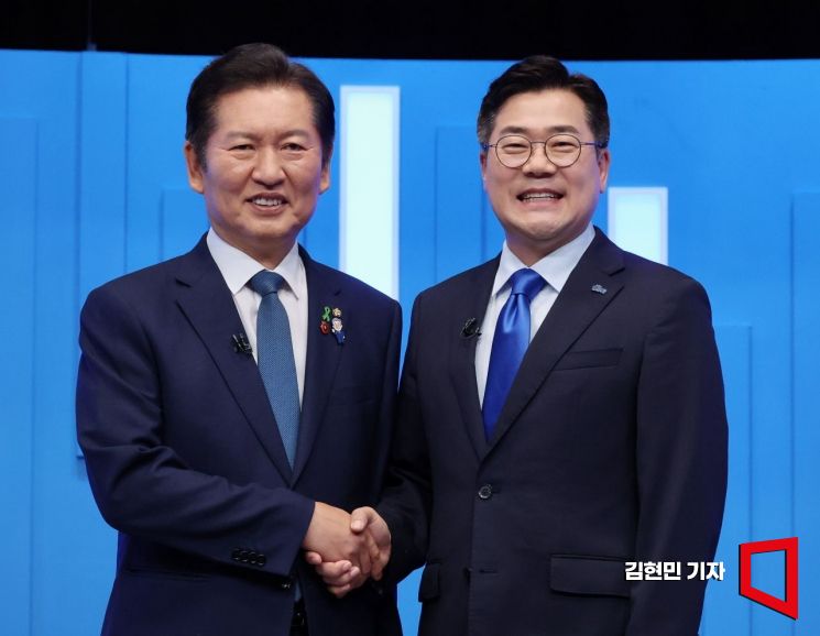 정청래·박찬대 더불어민주당 당대표 후보가 16일 서울 양천구 목동 SBS에서 열린 TV토론회에 앞서 기념촬영을 하고 있다. 2025.7.16 김현민 기자