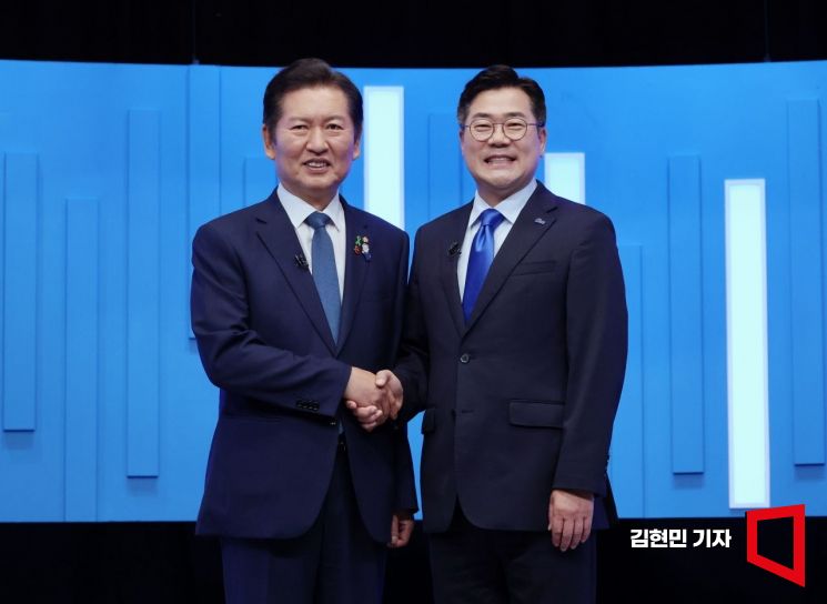 정청래·박찬대 더불어민주당 당대표 후보가 16일 서울 양천구 목동 SBS에서 열린 TV토론회에 앞서 기념촬영을 하고 있다. 2025.7.16 김현민 기자