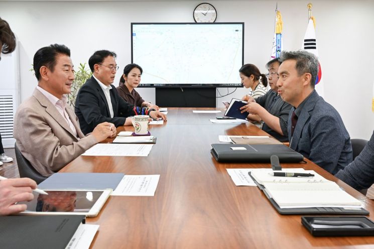 김동근 시장이 지난 15일 시장실에서 국방부 공여지처리TF장과 반환공여구역 개선 방안을 논의하고 있다. 의정부시 제공