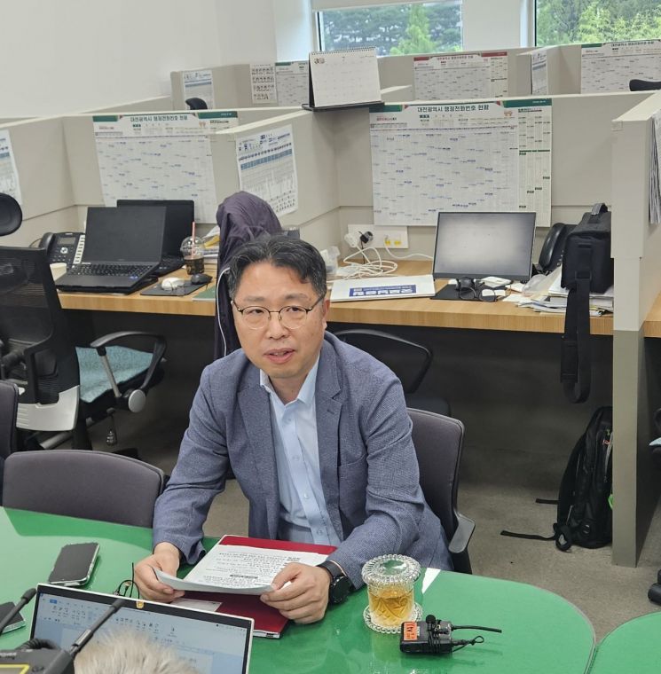 권경민 대전시 경제국장이 16일 오후 기자실에서 차담회를 열고 '민생회복 소비쿠폰'을 설명하고 있다.(사진=모석봉 기자)