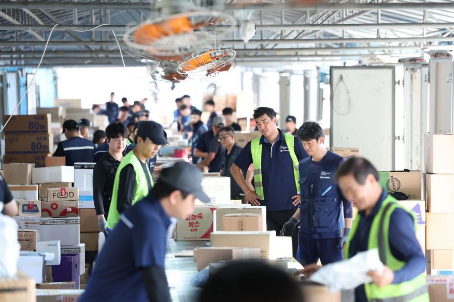폭염 속 택배회사 물류창고에서 분류 작업 중인 노동자 모습. 연합뉴스.