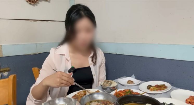 여러 유튜브 채널에서 맛집으로 소개되며 인기를 얻은 여수의 한 식당이 혼자 방문한 손님을 무례하게 대하는 영상이 공개돼 논란이 일고 있다. 유튜브 채널
