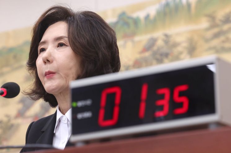 이진숙 사회부총리 겸 교육부 장관 후보자가 16일 서울 여의도 국회 교육위원회에서 열린 인사청문회에서 의원 질의를 경청하고 있다. 연합뉴스