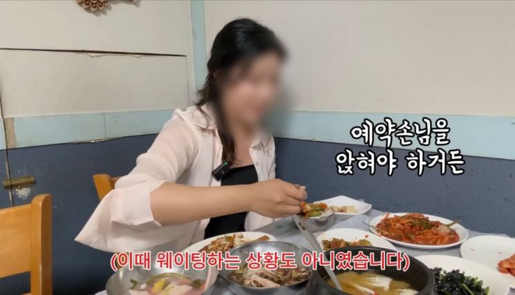 여러 유튜브 채널에서 맛집으로 소개되며 인기를 얻은 여수의 한 식당이 혼자 방문한 손님을 무례하게 대하는 영상이 공개돼 논란이 일고 있다. 유튜브 채널