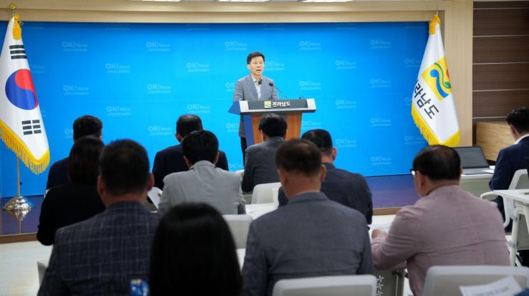 서은수 전라남도 일자리투자유치국장이 16일 오전 도청 기자실에서 민생회복 소비쿠폰 1차 지급 관련 기자간담회를 하고 있다. 전남도 제공