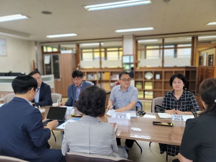 Gyeonggi Office of Education Holds On-site Meeting at Yongdong Elementary School in Yongin on the 16th