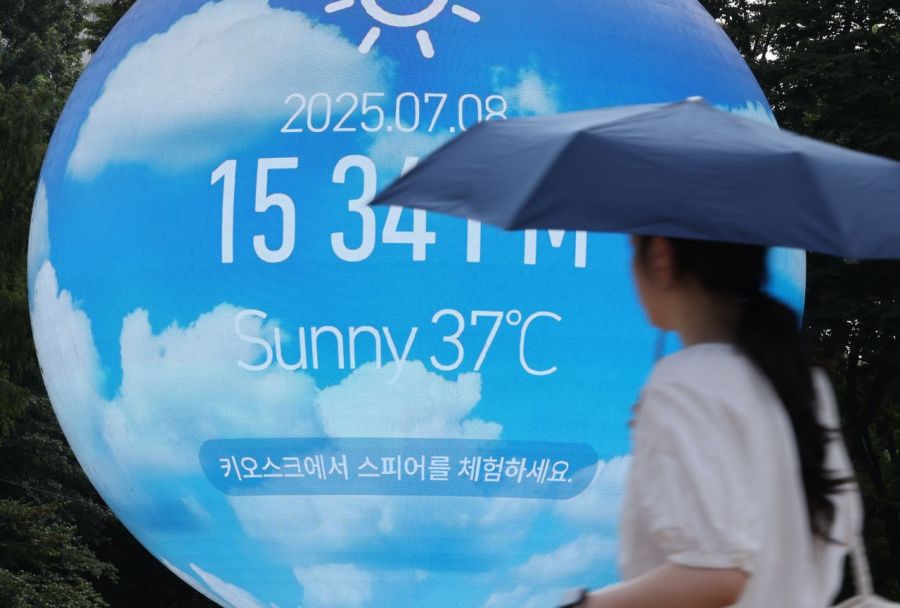 도심의 온도계가 37도를 가리켰고, 외국인 관광객은 더위에 지쳐 쓰러졌다. 연합뉴스.