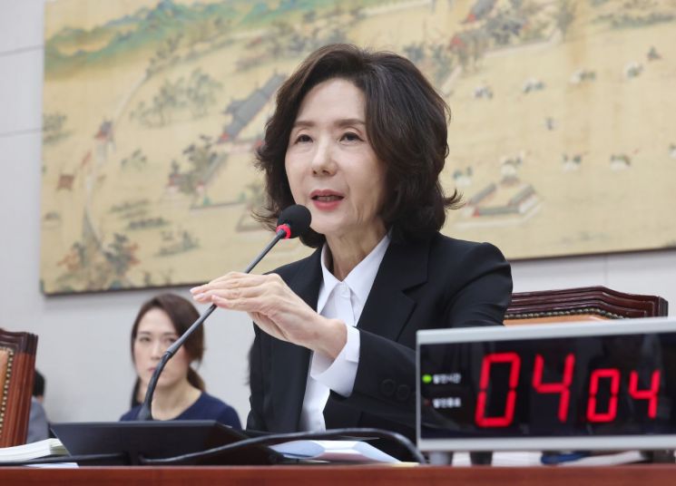 이진숙 사회부총리 겸 교육부 장관 후보자가 16일 서울 여의도 국회 교육위원회에서 열린 인사청문회에서 의원 질의에 답변하고 있다. 연합뉴스