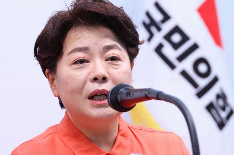 국민의힘 윤희숙 혁신위원장이 16일 서울 여의도 중앙당사에서 인적쇄신 등 개혁방안과 관련해 기자간담회를 하고 있다. 연합뉴스