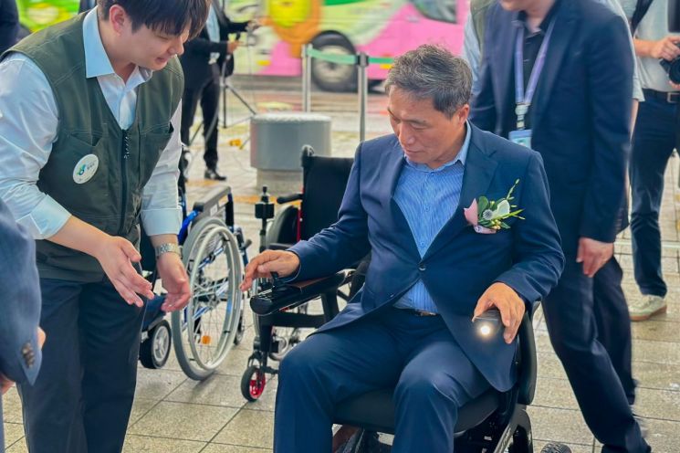 16일 인천공항 제1여객터미널 3층 장애인안심여행센터에서 진행된 '전동화 휠체어' 개소식에서 이학재 인천국제공항공사 사장(사진 가운데)이 전동화 휠체어를 시연하고 있다. 인천국제공항공사