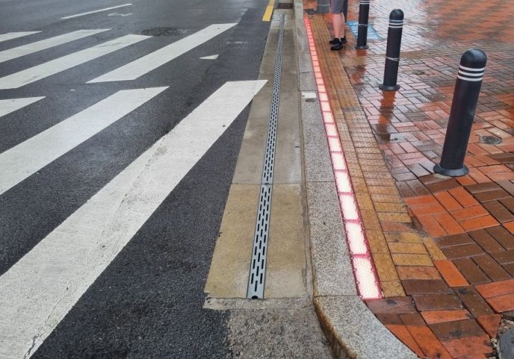 자양사거리 횡단보도 측구 수로관 정비 모습. 광진구 제공.
