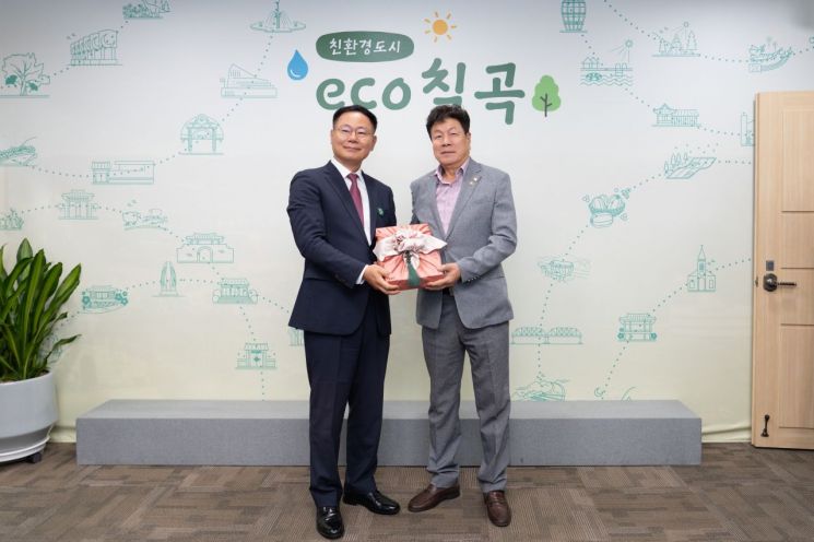 강남구의회 이호귀 의장(사진 오른쪽)과 칠곡군의회 이상승 의장이 친선결연을 위한 기념품을 주고받고 있다. 강남구의회 제공.