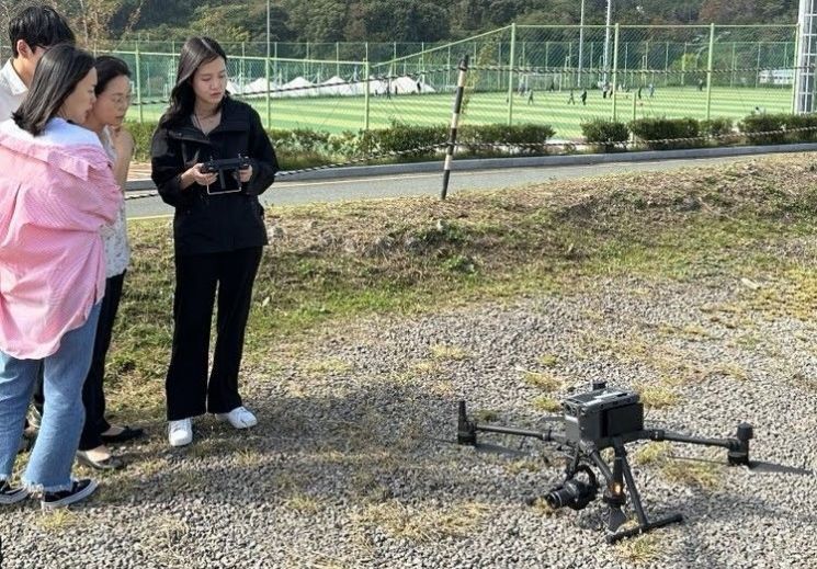 기장군이 군 소속 직원들을 대상으로 드론 비행 실습과 정사영상 제작에 관한 자체 교육을 진행하고 있다. 기장군 제공