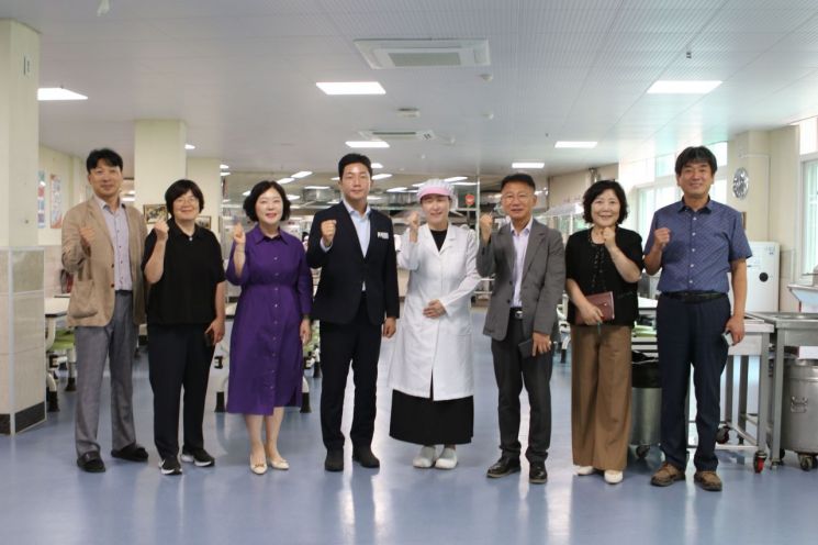 김진남 전남도의원은 학교 급식실 조리종사자들의 열악한 근무환경을 점검하고 대책 마련에 나섰다. 전남도의회 제공